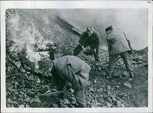 Vintage fotó R. E. kezdve a szén tüzet dobni.