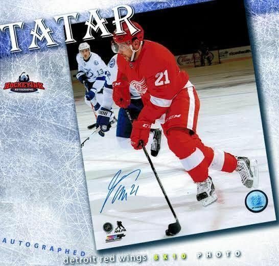 TOMAS TATÁR Aláírt Detroit Red Wings 8 x 10 - Fotó 70279 - Dedikált NHL-Fotók