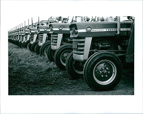 Vintage fotó Egy új márka Messey Fargus traktor parkol egy farmon.
