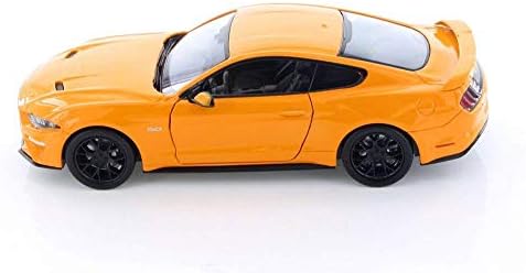 A 2018-as Ford Mustang GT 5.0 Narancs Fekete Kerekek 1/24 Fröccsöntött Modell Autó Motormax 79352or