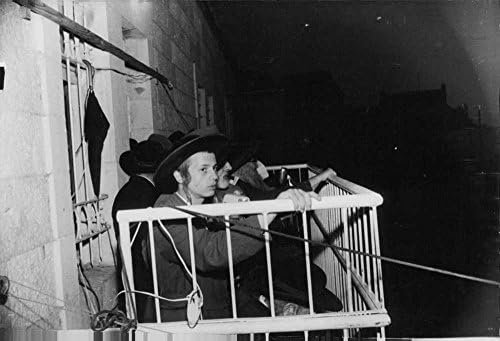 Vintage fotó, Pár ember sapkában ül az erkélyen.- Nov 1963