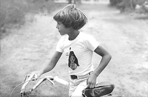Vintage fotó Claudia Cardinale fia Patrizio a biciklizés.
