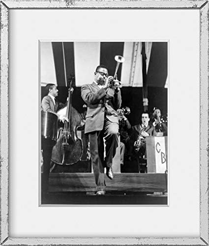VÉGTELEN FÉNYKÉPEK, Fotó: Jazzman Dizzy Gillespie, játék horn a színpadon, 1957